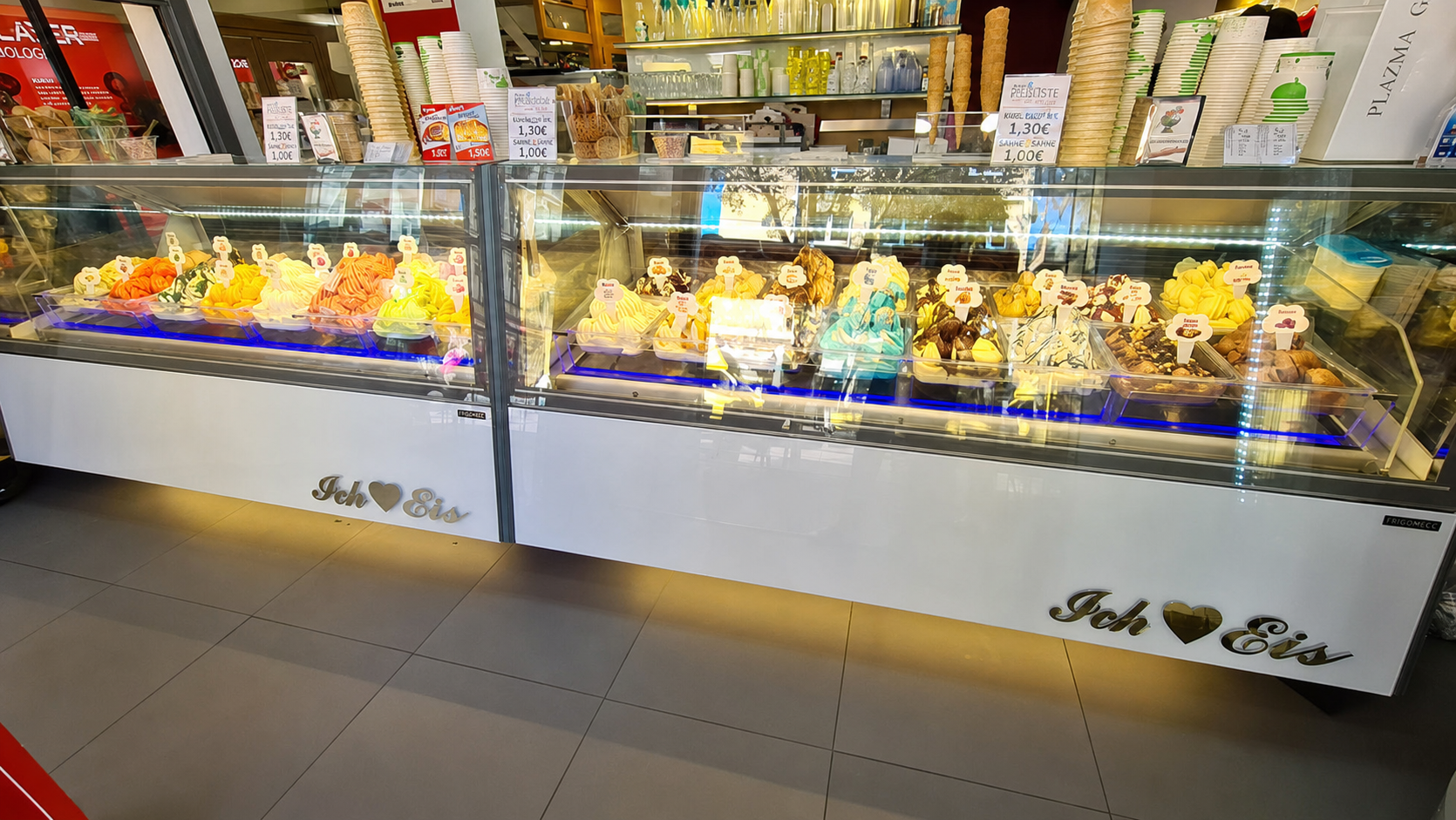 Bunte Gelato-Auswahl im Eiscafé Europa