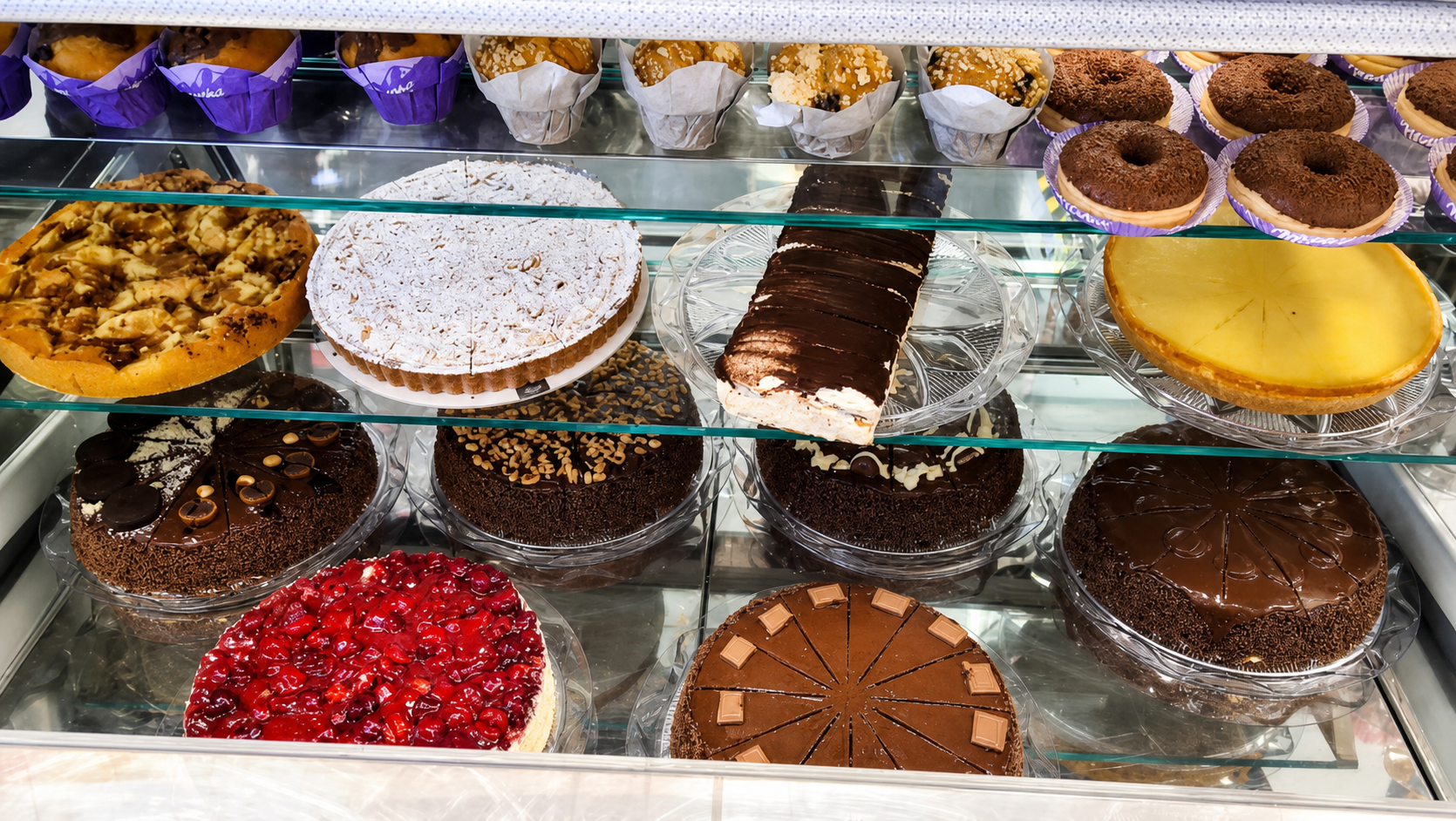 Kuchen und süße Spezialitäten in der Auslage