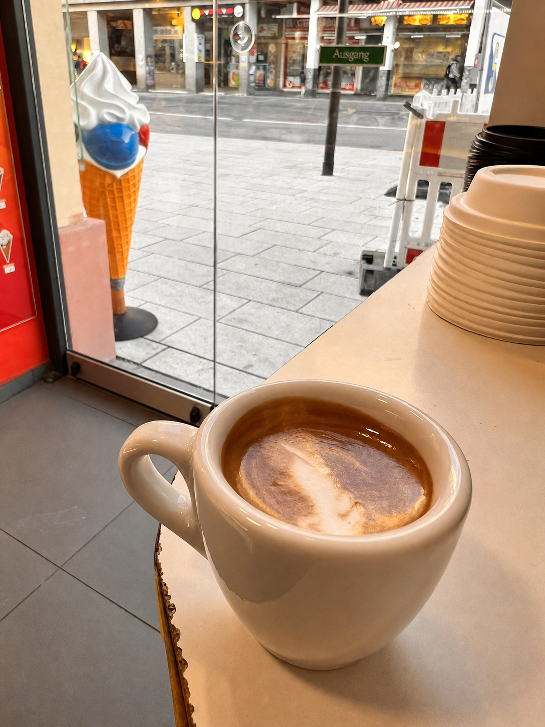 Kaffee und Eiswaffel mit Blick auf die Kaiserstraße