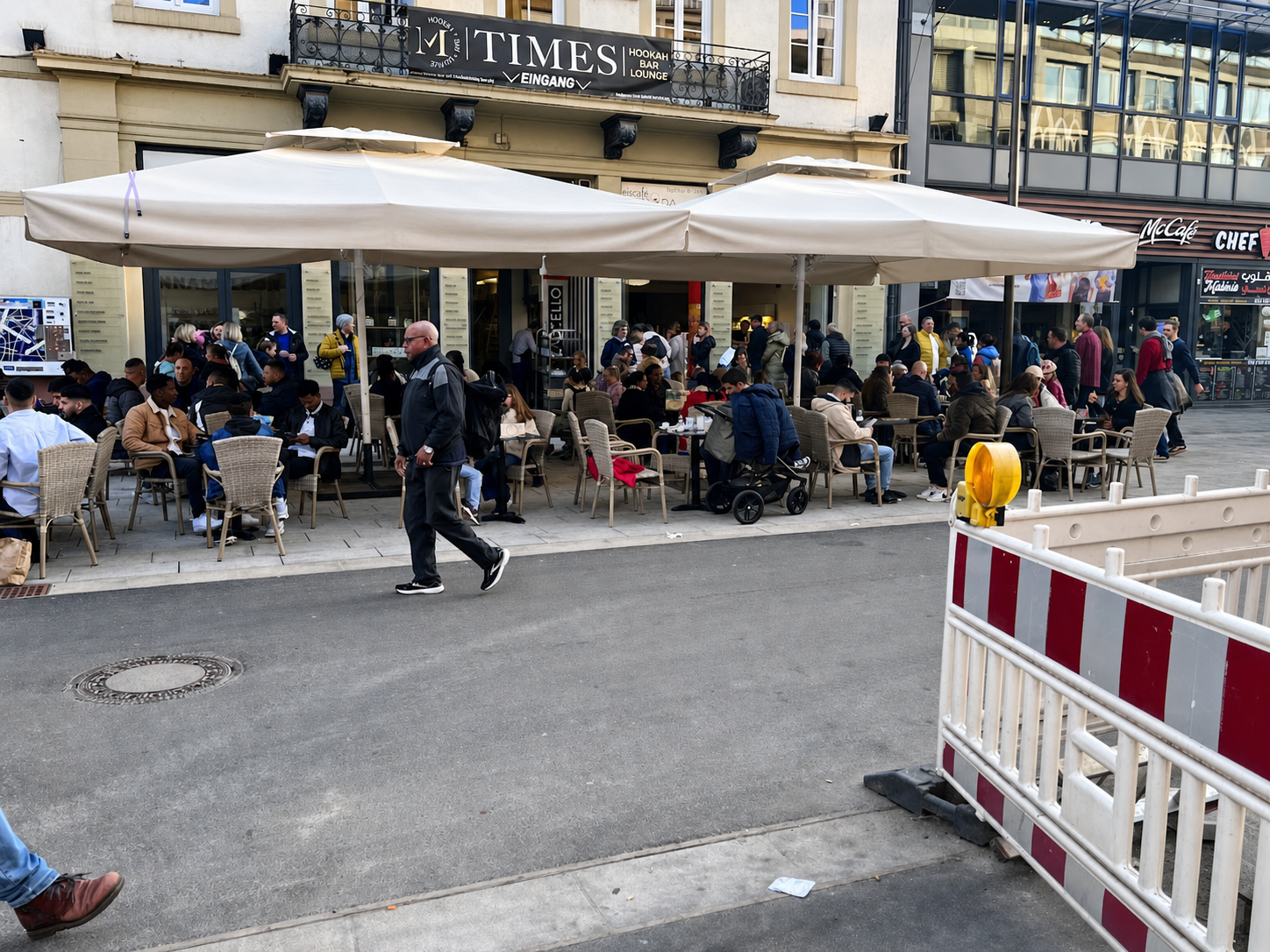 Gäste auf der Terrasse in der Kaiserstraße